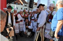 Mezczyzni i kobiety w goralskich storjach