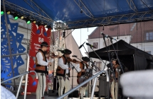 Goralska czteroosobowa, meska kapela z instrumentami na scenie w trakcie wystepow