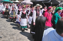 Korowod festiwalowy zmierzajacy na wystepy