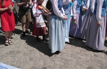 Kobiety w kwietnych wiankach w korowodzie