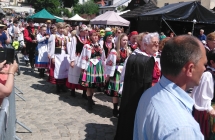 Kobiety w lowickich strojach w korowodzie