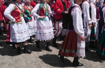 Zaspoly ludowe w trakcie przemarszu korowodu