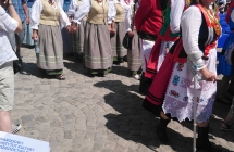 Zespoly ludowe w korowodzie festiwalowym