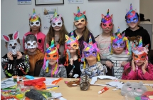 Dziewczynki i chlopdczyk podczas zajec