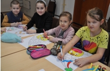 Trzy dziewcxzynki i chlopczyk przy pracy plastycznej