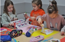 Trzy dziewczynki skupione na pracy