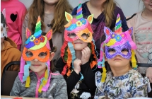 Kilkoro mlodych uczniow w maskach karnawalowych