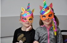 Dwie dziewczynki w maskach karnawalowych