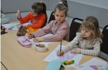 Trzy dziewczynki wykonujace prace plastyczne