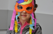 Dziewczynka w masce karnawalowej