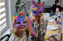 Dwie dziewczynki w salce plasycznej