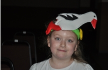 Dziewczynka z czapka w ksztalcie bociana 